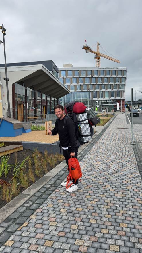 Filip med stor tursekk ved Trondheim Sentralstasjon