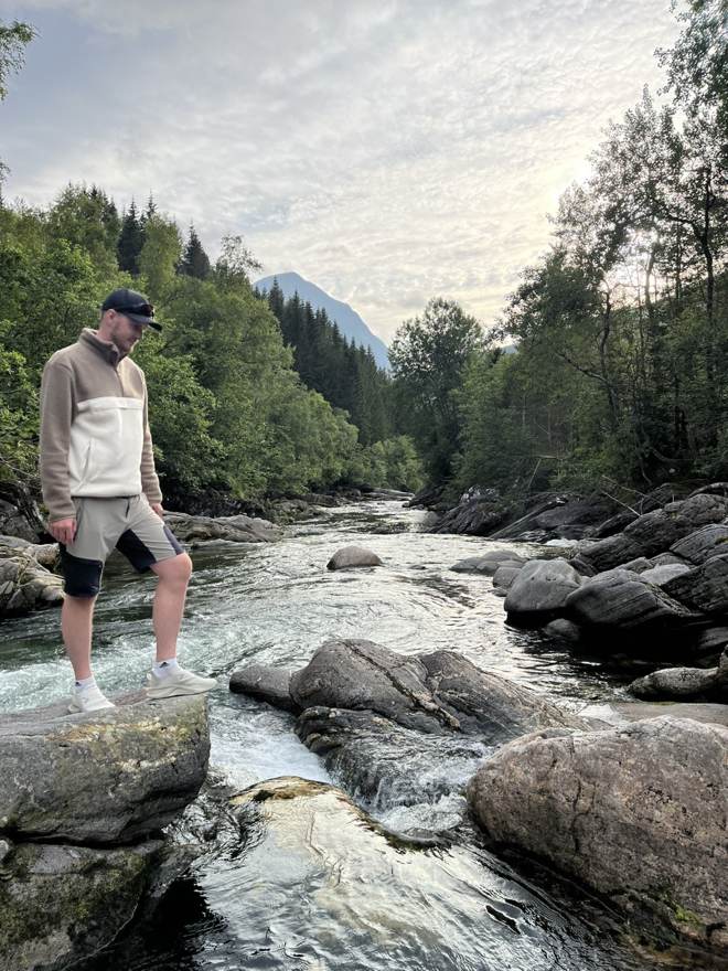 Markus ved en fjellelv